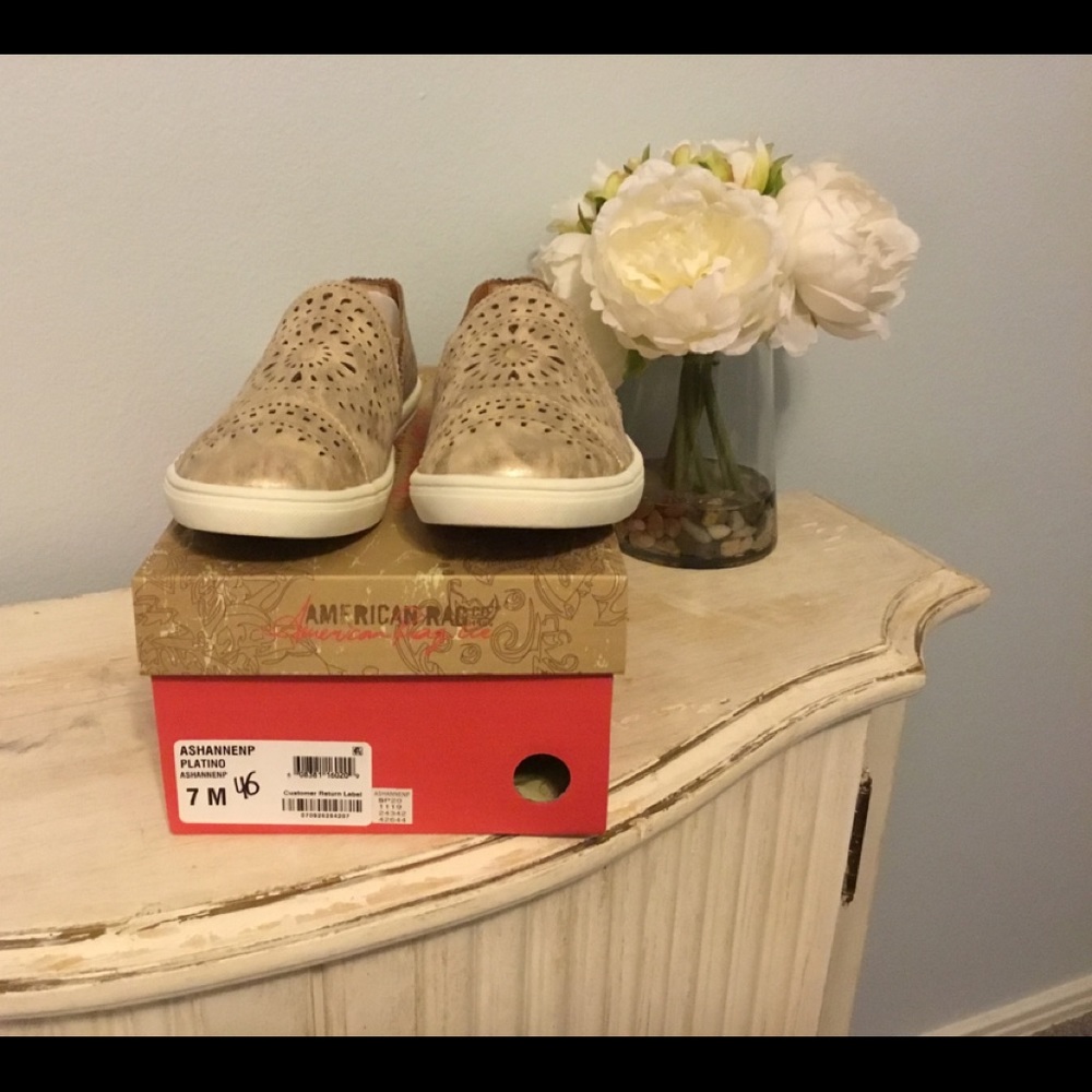 American Rag Ashanne Slip On Flats, Platino size 7